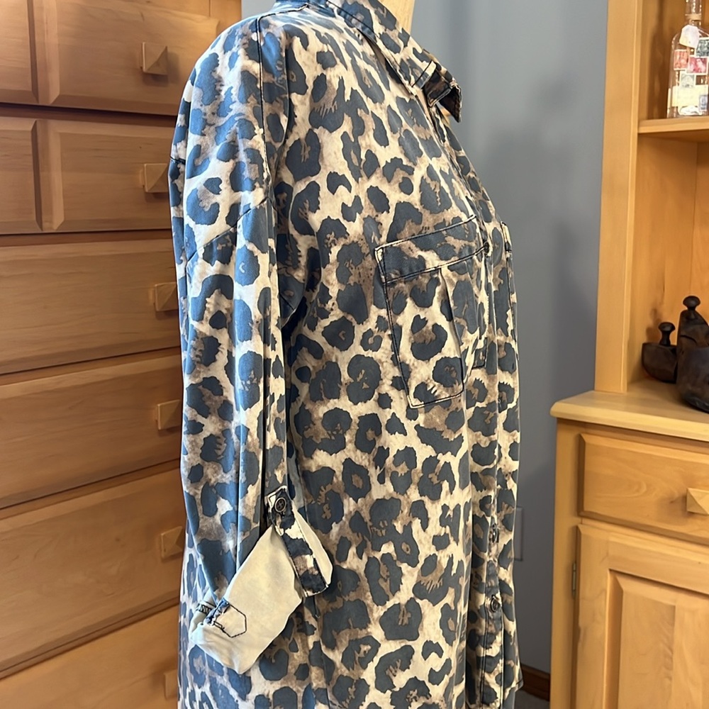 EUC r//c size small leopard print button down top - Picture 3 of 11
